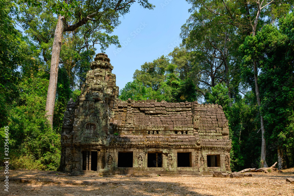 Un bâtiment longeant le chemin d'accès du chemin d'accès à l'Est du temple Preah Khan dans le domaine des temples de Angkor, au Cambodge Un bâtiment longeant le chemin d'accès du chemin d'accès à l'Est du temple Preah Khan dans le domaine des temples de Angkor, au Cambodge