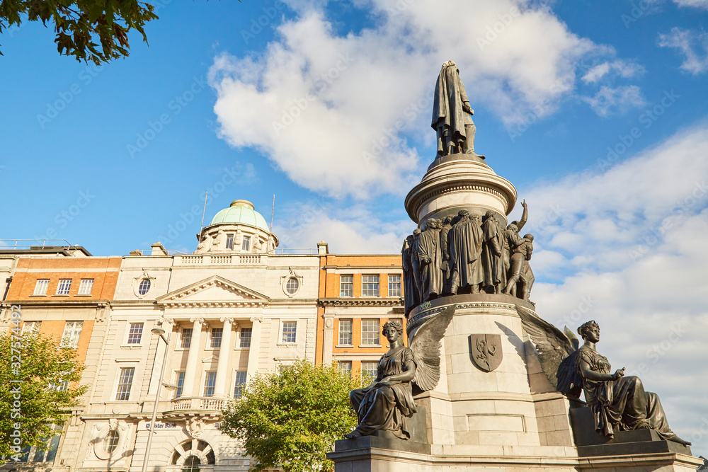 Obraz premium The Daniel O 'Connell monument on O'Connell Street, Dublin, Ireland