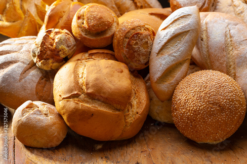 pães e doces artesanais em uma base de madeira photo