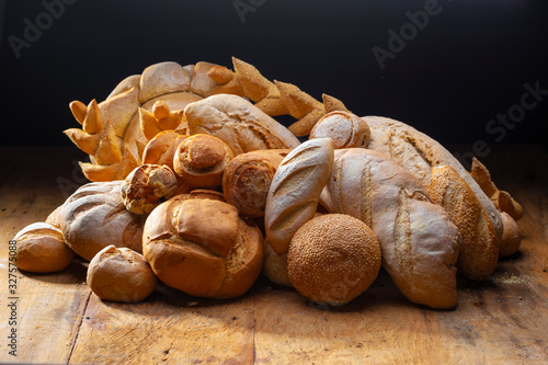 pães e doces artesanais arrumados em uma mesa, pães artesanais photo