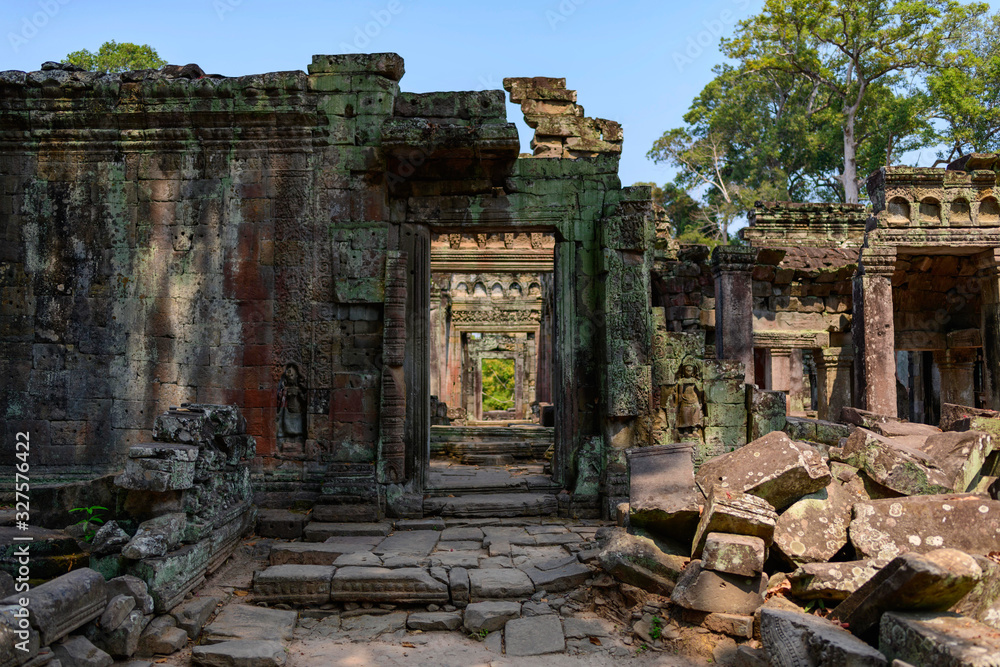 Une succession de portes donnant accès à la salle de danse du temple Preah Khan dans le domaine des temples de Angkor, au Cambodge