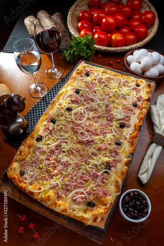 Pizza portugesa com cebolas no formato quadrado photo