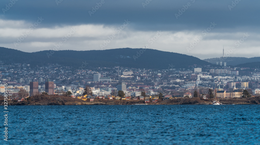 Widok na Oslo stolicę Norwegii z miasta Nesoddtangen