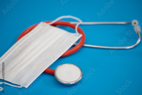 Foto masque de protection et stéthoscope sur un fond bleu