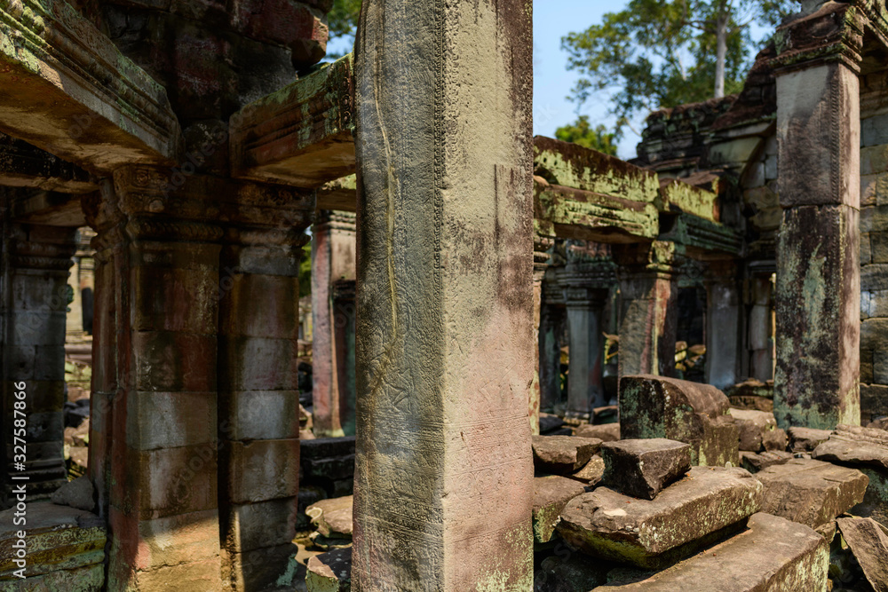 Détail sur une colonne scultée du temple Preah Khan dans le domaine des temples de Angkor, au Cambodge