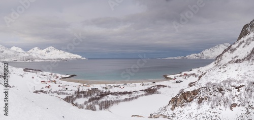 Wallpaper Mural Paisaje de fiordos nevados en invierno ártico del norte de Noruega, Tromvik, Tromso Torontodigital.ca