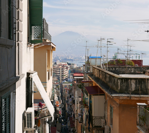 vista della caratteristica e affollata città di napoli in italia