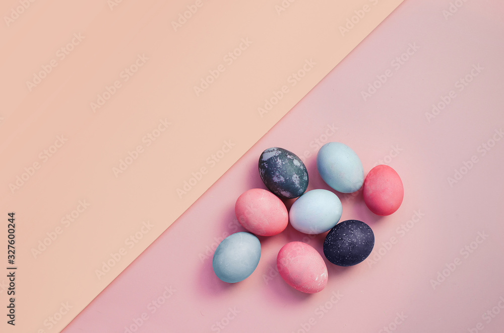 Obraz premium Bright background with colorful Easter Eggs on pastel table