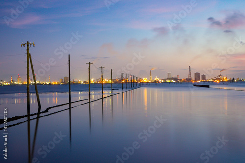江川海岸の海に建つ電柱
