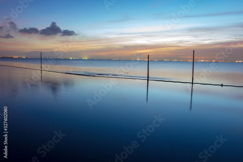 江川海岸の海に建つ電柱