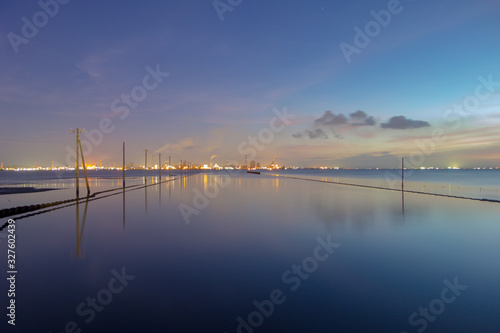 江川海岸の海に建つ電柱