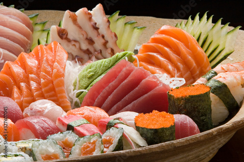 sushis variados de salmão, atum e peixe branco