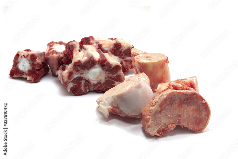 coda e ossa con midollo di bovino per brodo  di carne