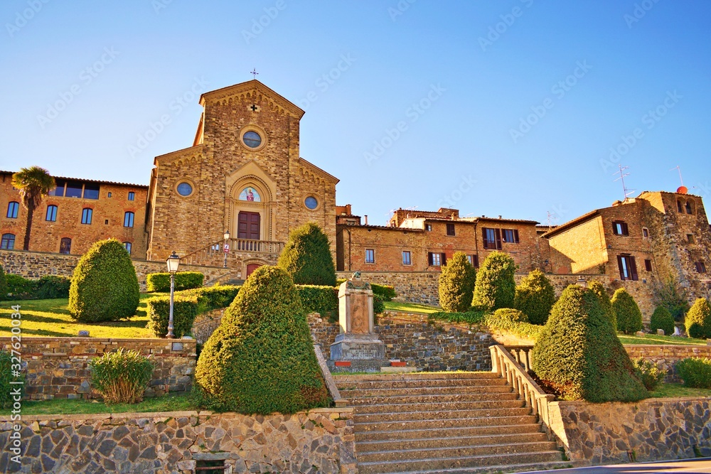 Vista dell'affascinante chiesa in stile neogotico di San Bartolomeo, situata nel borgo fortificato di Barberino Val d'Elsa, un comune toscano in provincia di Firenze, Italia