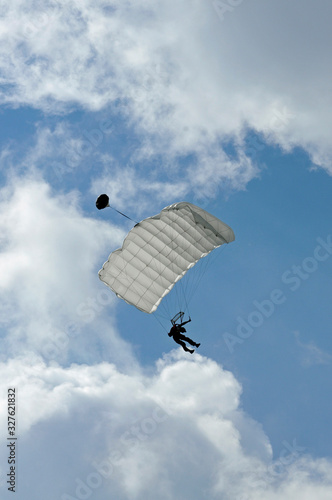 basejumper im frankfurt photo