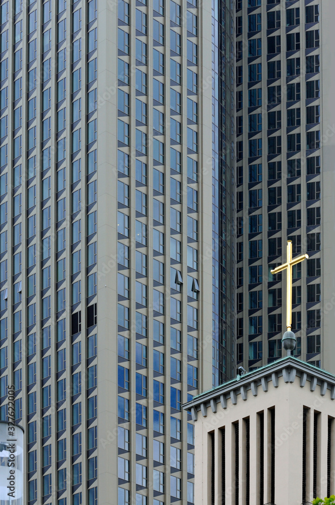 Fototapeta premium matthäuskirche vor hochhäusern