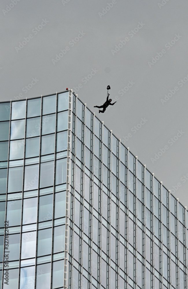 Obraz premium basejumper im frankfurt