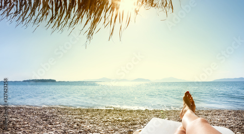 Fotografi woman feet in sunbed on the beach
