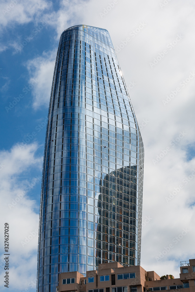London, United Kingdom- June 2019: One Blackfriars, informally known as The  Vase Skyscraper in South Bank district in Central London foto de Stock |  Adobe Stock