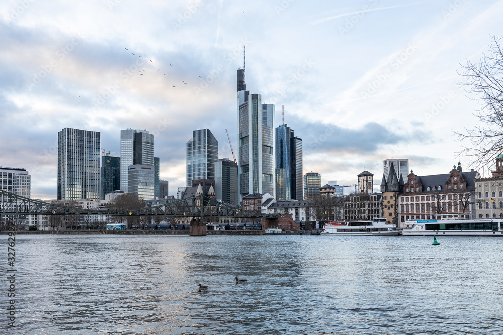 Fototapeta premium Widok na panoramę Frankfurtu od głównej rzeki o zachodzie słońca