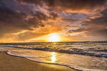 Keuken achterwand Strand zonsondergang Dramatische wolkenlucht zonsondergang Oostzee strand  © Riko Best
