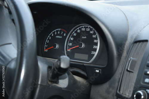 The arrow of the car speedometer at zero. © Михаил Жигалин