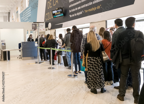 Gente esperando en la puerta de embarque de un aeropuerto photo