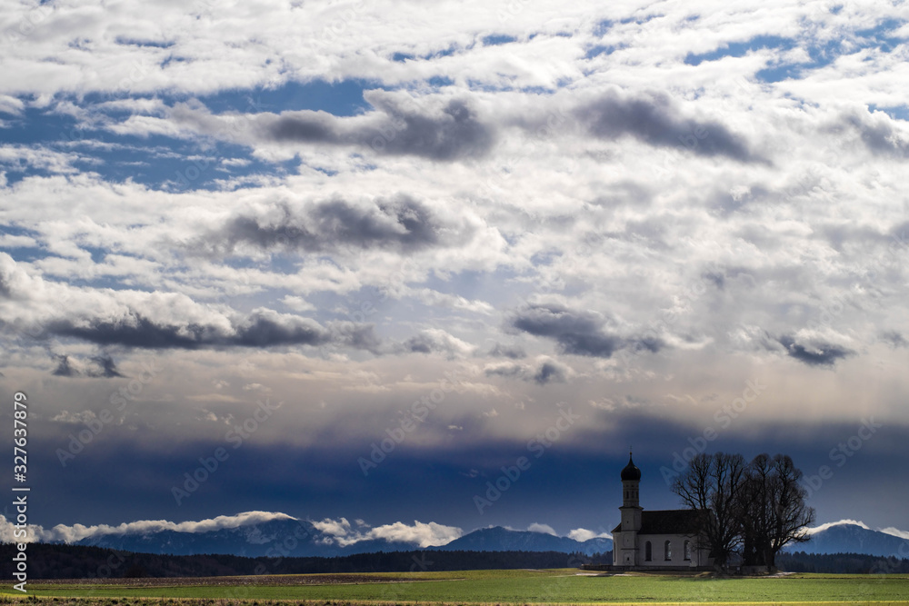 Kapelle vor Alpenkette