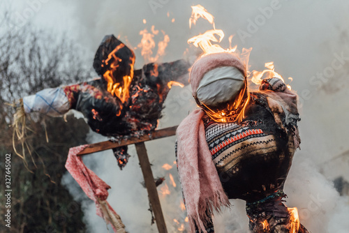 Canvas-taulu Burning Jack-Straws of Maslenitsa dressed in women's clothes
