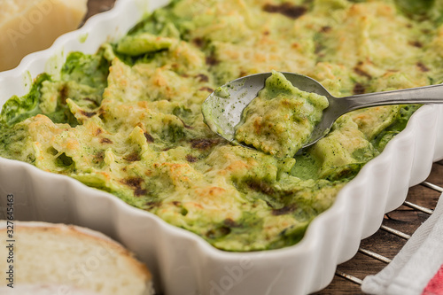 ravioli with ricotta ham and muzzarella au gratin with spinach cream 