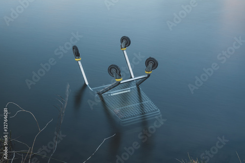 wózek sklepowy zatopiony w wodzie
