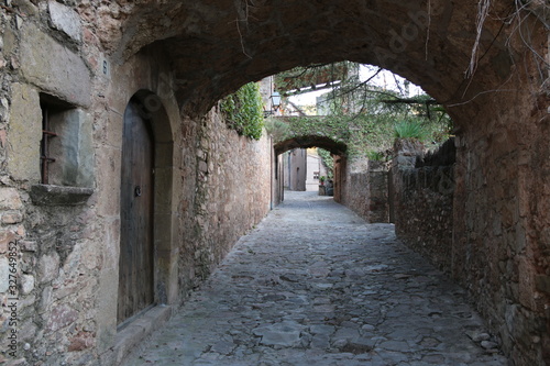 casas de piedra en calles de pueblo