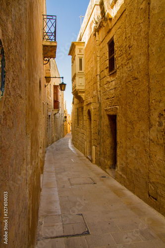typische enge Gasse auf Malta © Tröbi