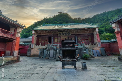 Billede på lærred Sunrise in Sacred Taizi Po Temple (Fuzheng Guan)
