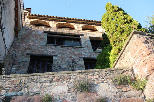 casas de piedra en un peque  o pueblo de catalunya