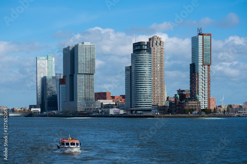 die Skyline von Rotterdam / Niederlande / Großstadt / Wasser / Hafenstadt