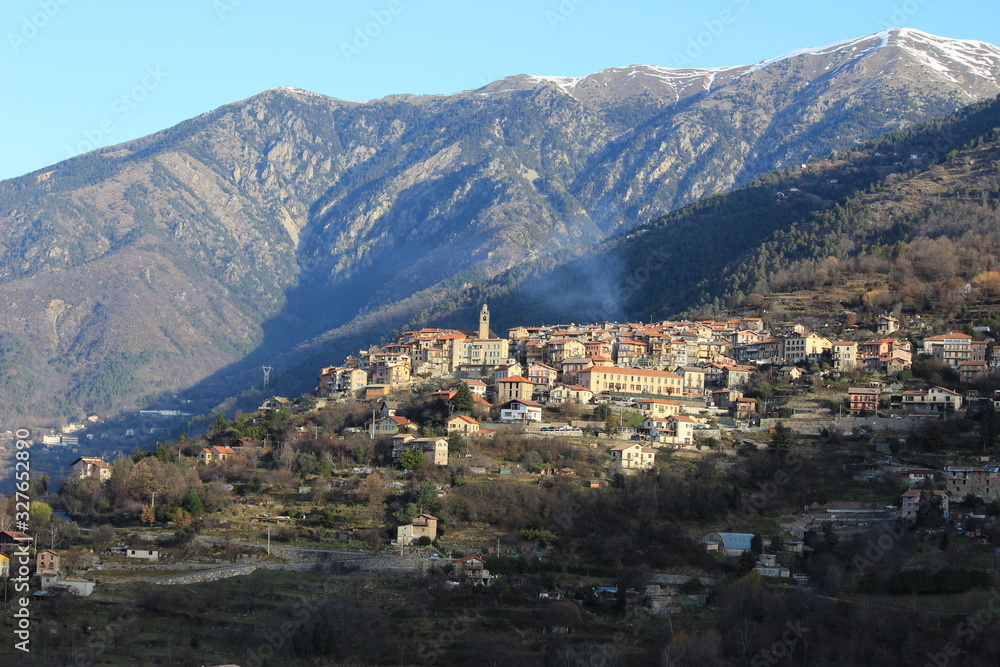 Fototapeta premium Vue de Belvédère, village aux portes du Mercantour