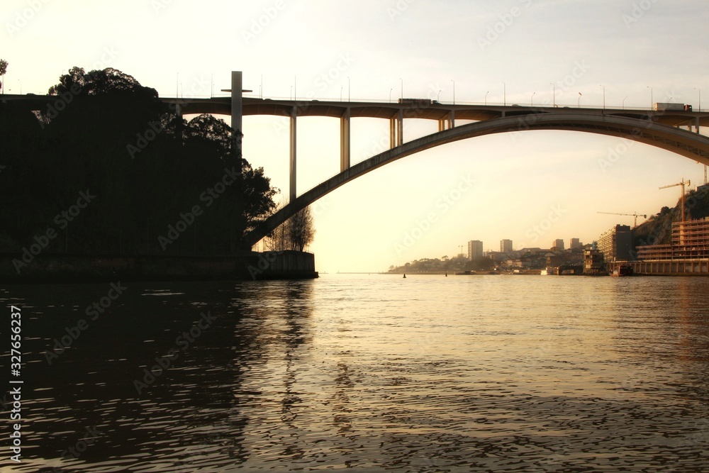 Obraz premium Iron bridge called Luis I over the waters of the Douro river