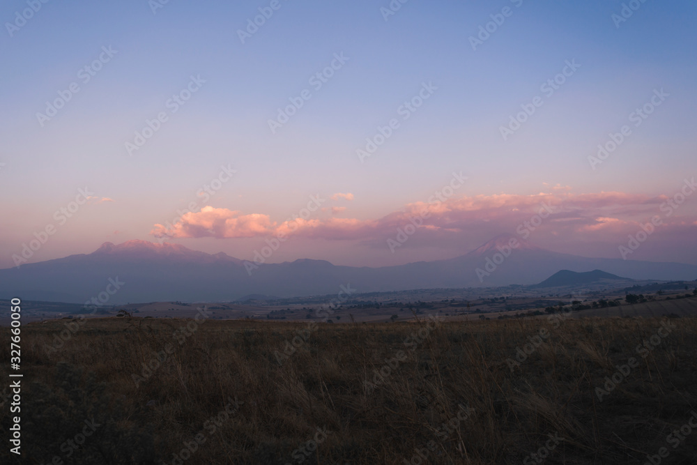Fototapeta premium Paisajes mexicanos, fondos naturales, Iztaccíhuatl y Popocatépetl.