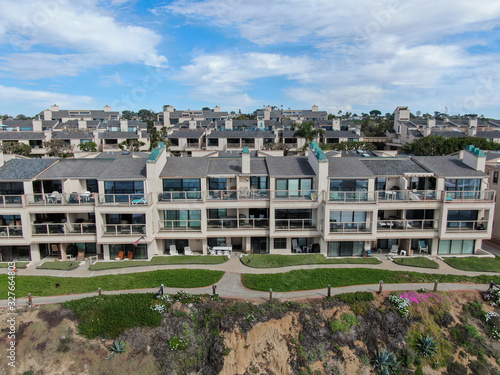Aerial view of wealthy condy community on the cleef next to the ocean in south california, USA © Unwind