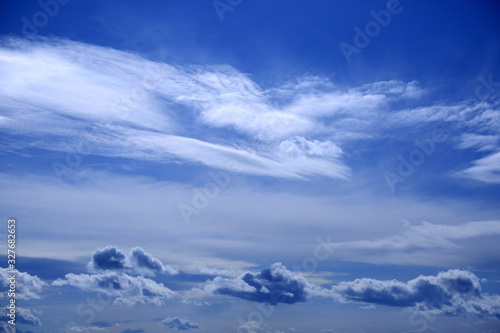 Obłoki i chmury na błękitnym niebie.
