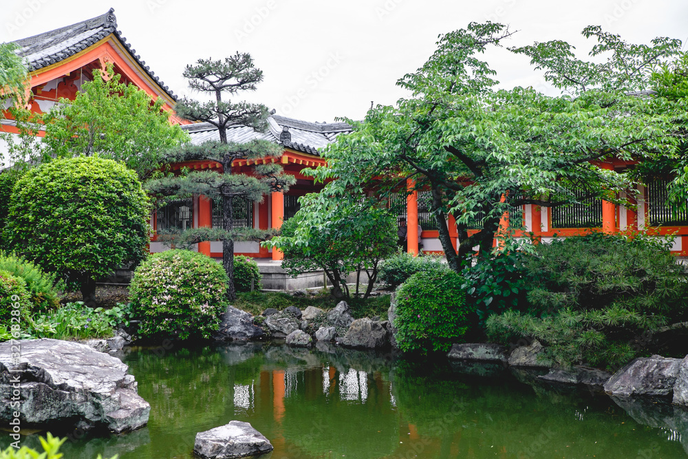 Sanjūsangen-dō Buddhist temple gardens and pond, Kyoto Sanjūsangen-dō Buddhist temple gardens and pond, Kyoto