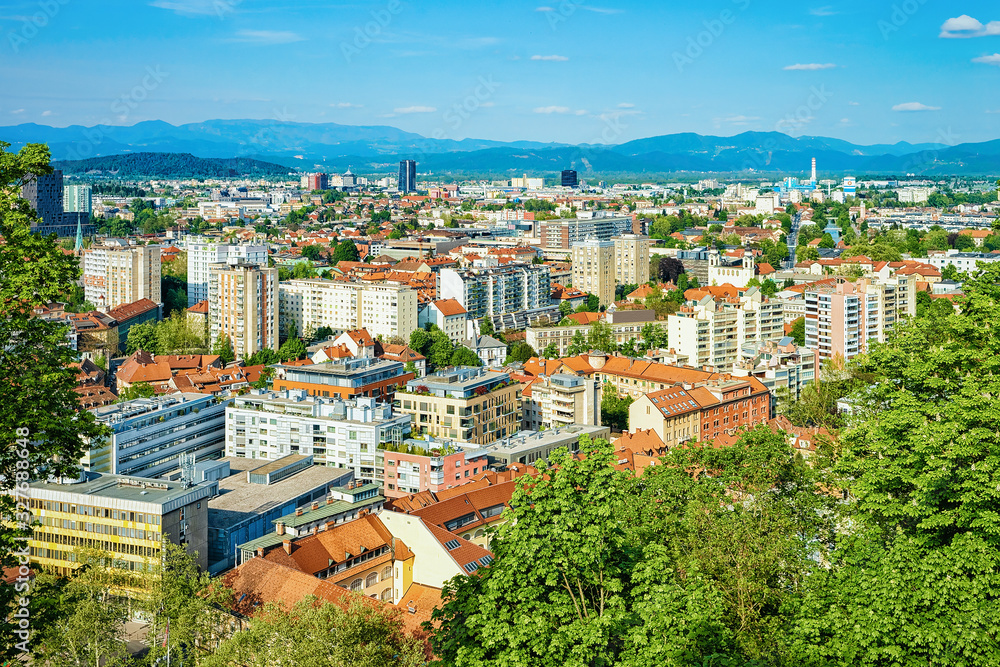 Fototapeta premium Pejzaż centrum miasta w Lublanie