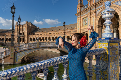 Mujer bailando flamenco en Sevilla Andalucía España
