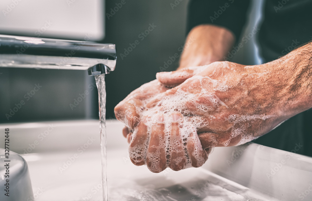 Fototapeta Zapobieganie pandemii koronawirusa myć ręce ciepłą wodą z mydłem oraz często pocierając paznokcie i palce lub używając żelu do dezynfekcji rąk.