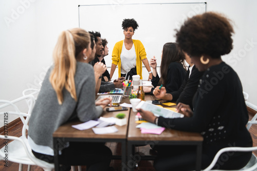 Canvas Print Manager woman leading a brainstorming meeting.