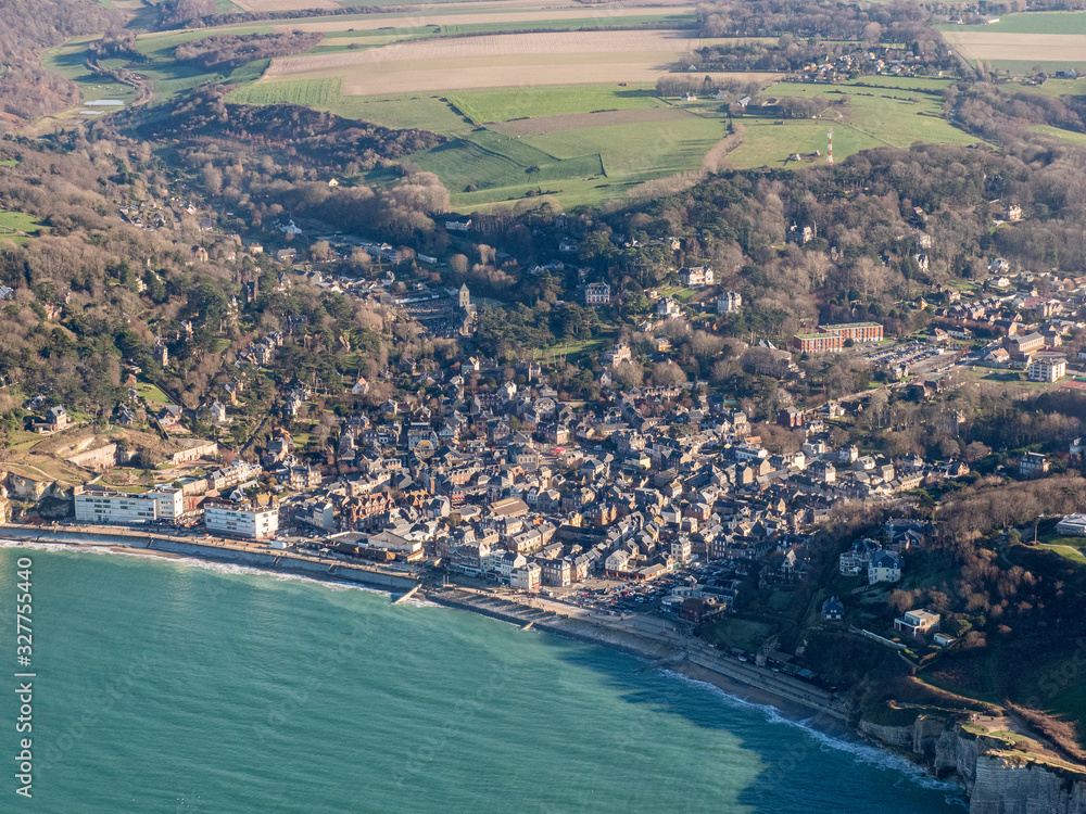 Vue aérienne de la ville d'Étretat en Seine Maritime en France