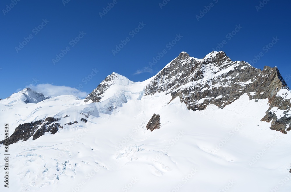 Vista panoramica del Jungfrau en los alpes suizos en un dia soleado de verano