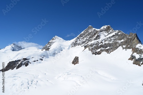 Vista panoramica del Jungfrau en los alpes suizos en un dia soleado de verano
