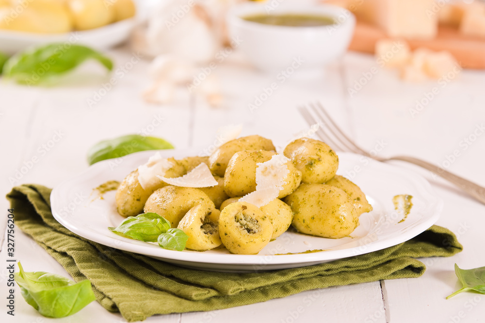 Potato gnocchi stuffed with pesto sauce.